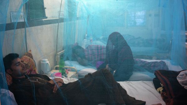 Пакистанские пациенты, страдающие от лихорадки денге в изоляторе в местной больнице в Равалпинди