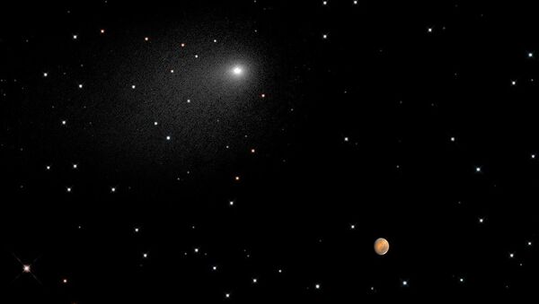 Уникальный композиционный снимок прохода кометы Siding Spring рядом с Марсом