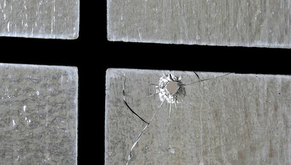 Пулевые отверстия в окне Ротонды в здании парламента в Оттаве