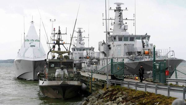 Шведские военные корабли, участвующие в поисках иностранной подводной лодки, на причале в пригороде Стокгольма
