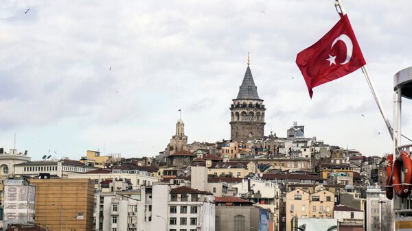 Флаг Турции на фоне Стамбула