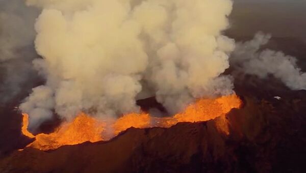 Извержение вулкана Баурдарбунга: съемка с высоты птичьего полета