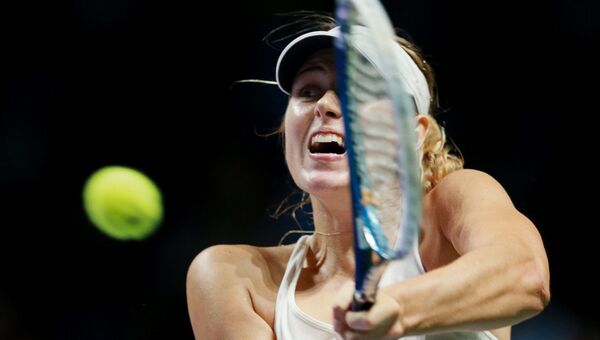 Мария Шарапова в матче против Агнешки Радваньской на турнире WTA