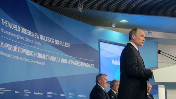 Президент России Владимир Путин выступает на итоговой пленарной сессии XI заседания Международного дискуссионного клуба Валдай в Сочи