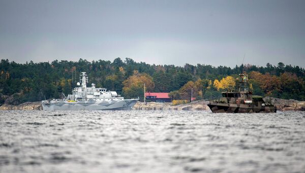 Шведский минный тральщик HMS KULLEN водах Стокгольмского архипелага 21 октября 2014