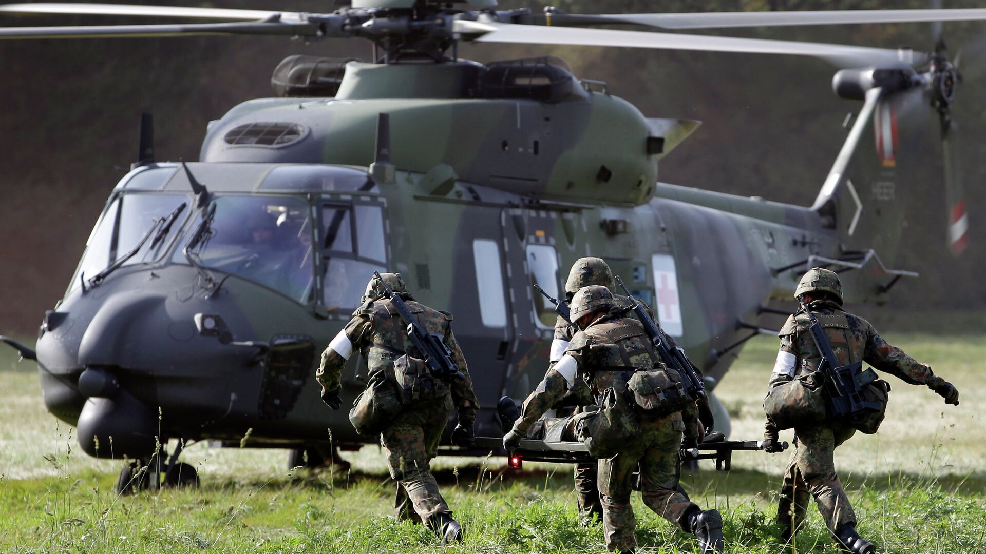 Солдаты бегут в вертолет NH90 во время учений недалеко от Ганновера, Германия - РИА Новости, 1920, 14.04.2021
