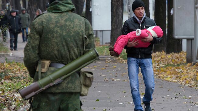 Люди покидают свои дома после предупреждения о возможном обстреле северного района Донецка 24 октября 2014