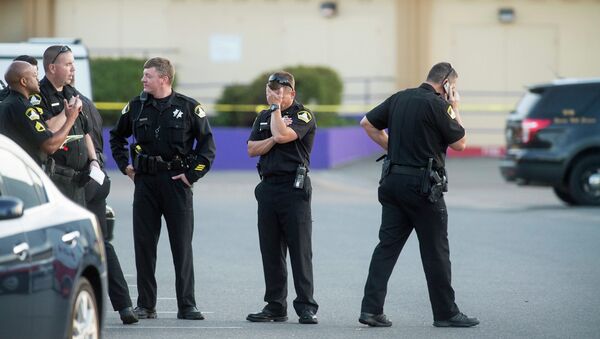 Полицейские после инцидента, произошедшего на парковке одного из отелей в городе Сакраменто