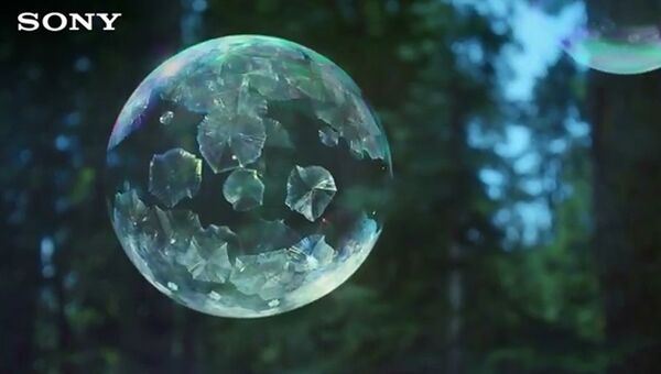 Магия зимы: морозные узоры на мыльных пузырях, парящих в воздухе