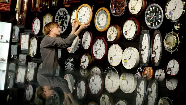 Перевод часов на зимнее время в регионах России. Архивное фото