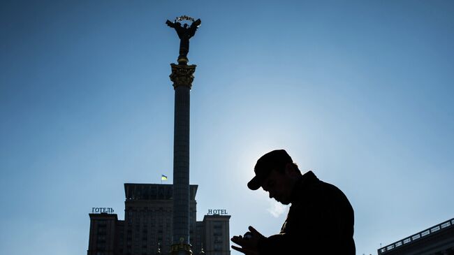 Прохожий на площади Независимости в Киеве