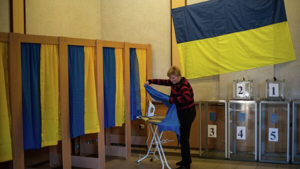 Член одного из избирательных участков готовит его к выборам в Верховную Раду Украины. Архивное фото