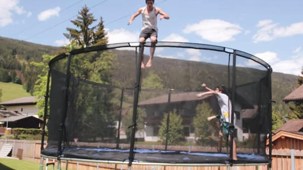 Вспоминая лето: эффектные прыжки на батуте
