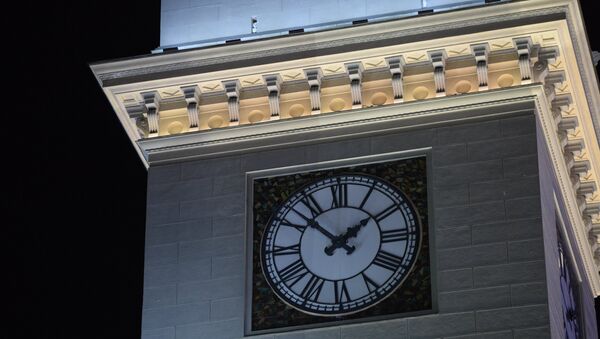 Перевод часов на зимнее время на Киевском вокзале в Москве. Архивное фото