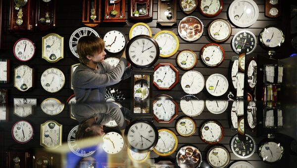 Перевод часов на зимнее время в регионах России. Архивное фото