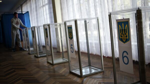 Члены одного из избирательных участков готовят его к выборам в Верховную Раду Украины.