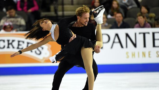 Американцы Мэдисон Чок и Эван Бэйтс победили на Skate America в танцах на льду