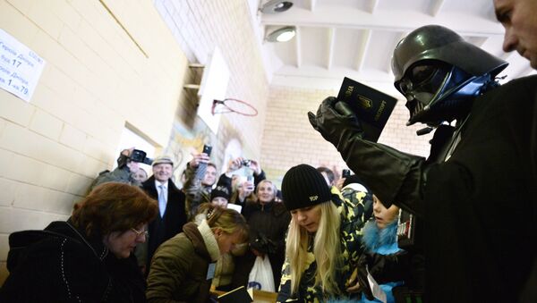 Лидер Интернет-партии Украины Дарт Вейдер на досрочных выборах депутатов парламента Украины на одном из избирательных участков в Киеве