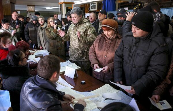Президент Украины Петр Порошенко на одном из избирательных участков в Краматорске