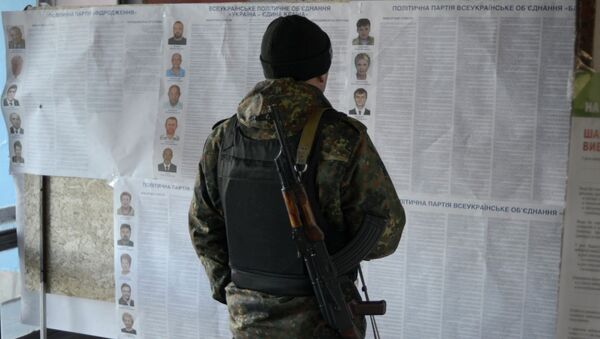 Солдат украинских войск на избирательном участке