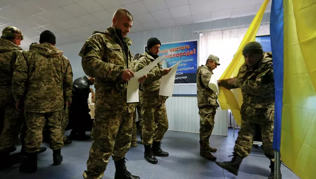 Украинские военные голосуют на избирательном участке в Славянске