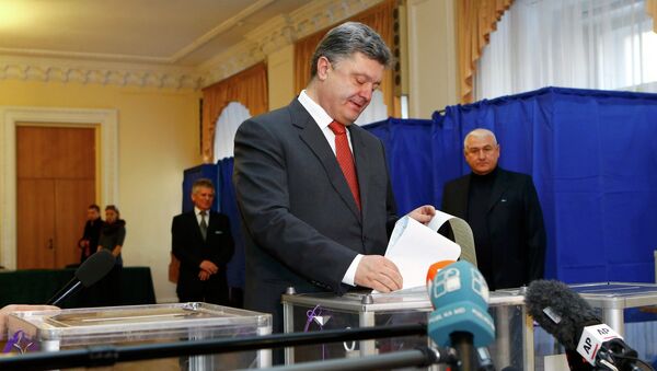 Порошенко проголосовал на избирательном участке в Киеве. Архивное фото