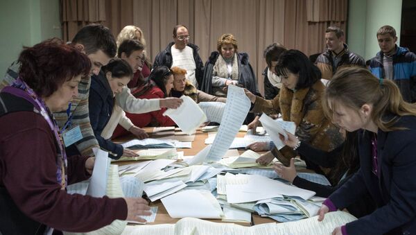 Подсчет голосов по результатам выборов в Верховную раду Украины. Архивное фото