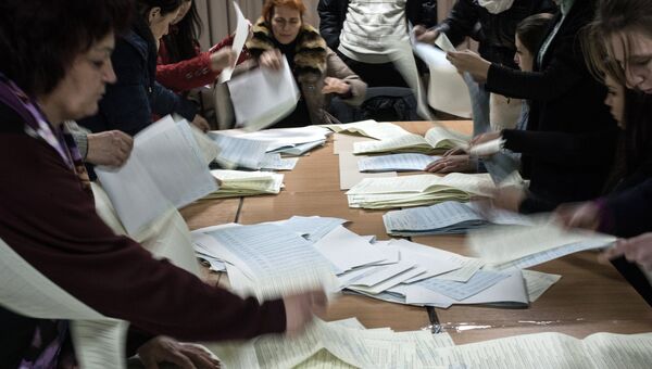 Подсчет голосов по результатам выборов в Верховную раду Украины. Архивное фото.