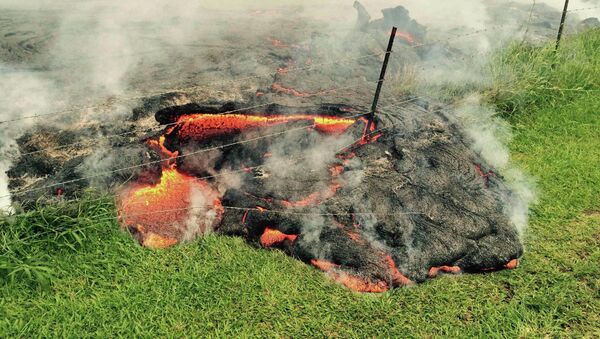 Лава от извержения вулкана Килауэа приближается к жилым домам на острове Гавайи