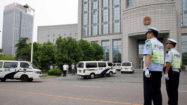 Полиция у здания суда в городе Хэфэй, провинция Аньхой, КНР