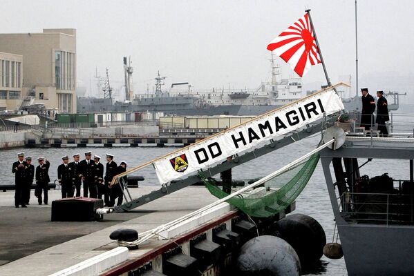 Японские моряки на пирсе перед торжественным мероприятием по случаю визита эсминца Хамагири