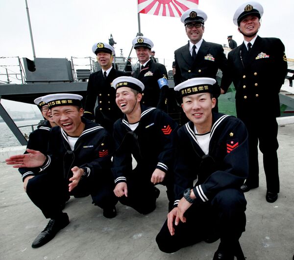 Японские моряки на пирсе в бухте Золотой Рог с прибывшего Эсминца Хамагири