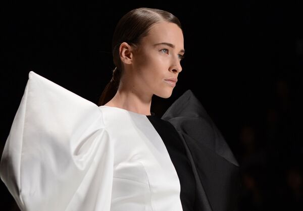 Модель демонстрирует одежду из коллекции Dasha Gauser для Пингвинов Мадагаскара. Mercedes-Benz Fashion Week Russia