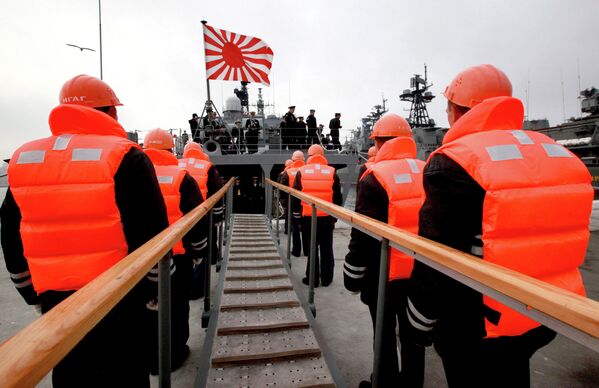 Эсминец Хамагири Морских сил самообороны Японии во время швартовки в бухте Золотой Рог