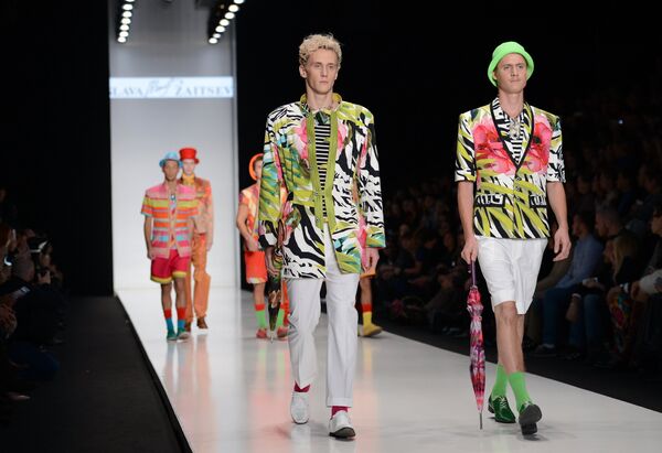 Модели демонстрируют одежду из новой коллекции Славы Зайцева. Mercedes-Benz Fashion Week Russia