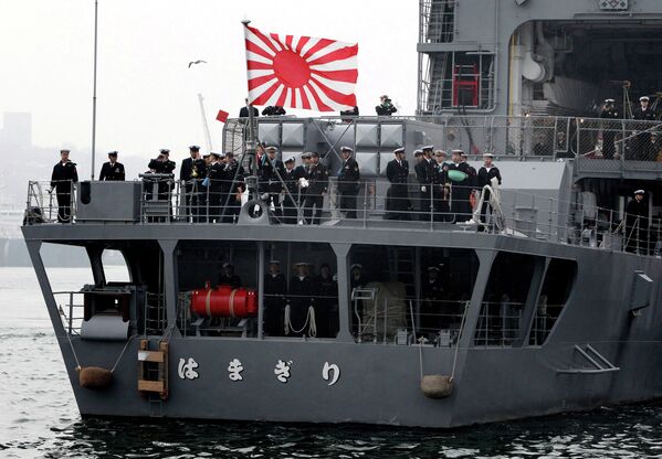 Эсминец Хамагири Морских сил самообороны Японии, во время швартовки в бухте Золотой Рог