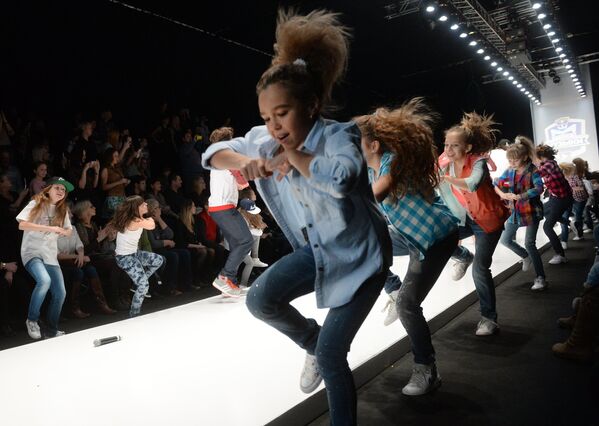 Образовательный флеш-моб от школы музыки Лины Арифулиной представлен на Фестивале детской моды в рамках Mercedes-Benz Fashion Week Russia