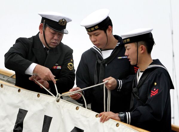 Японские моряки во время швартовки эсминца Хамагири Морских сил самообороны Японии в бухте Золотой Рог