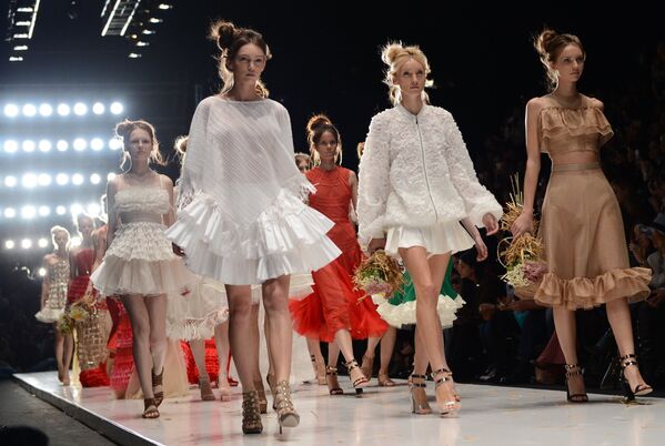 Модели демонстрируют одежду из коллекции дизайнера Ester Abner. Mercedes-Benz Fashion Week Russia