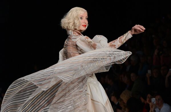 Модель демонстрирует одежду из новой коллекции Славы Зайцева. Mercedes-Benz Fashion Week Russia