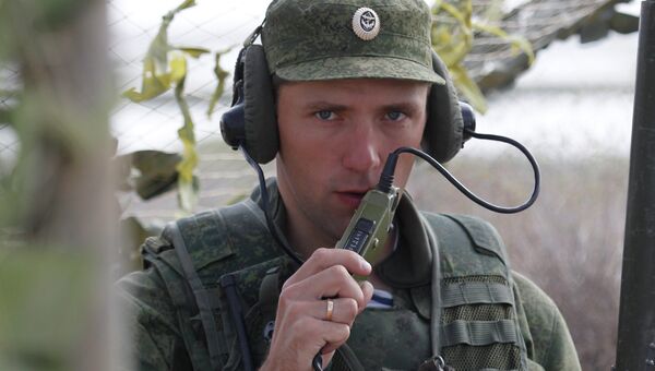 Российский военнослужащий выходит на связь. Архивное фото