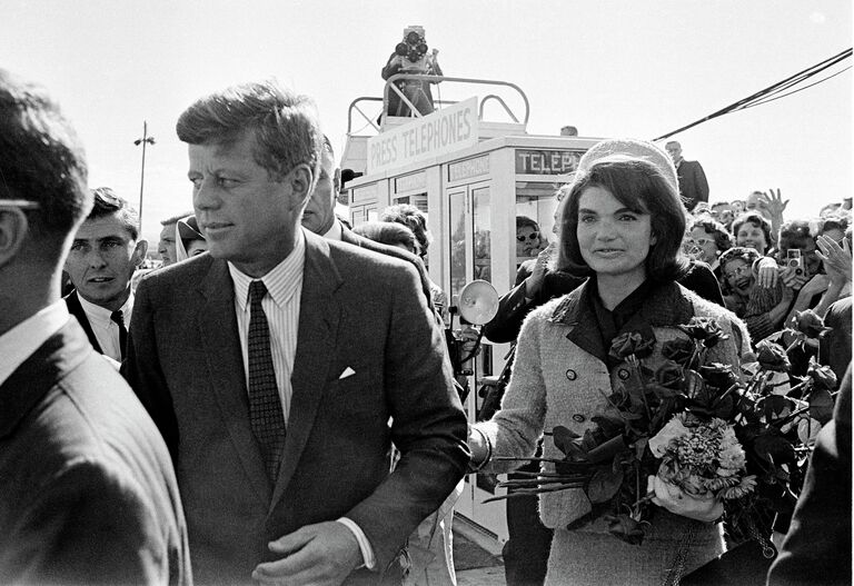Президент Джон Ф. Кеннеди и его жена Жаклин Кеннеди в аэропорту Далласа Президент Джон Ф. Кеннеди и его жена Жаклин Кеннеди в аэропорту Далласа