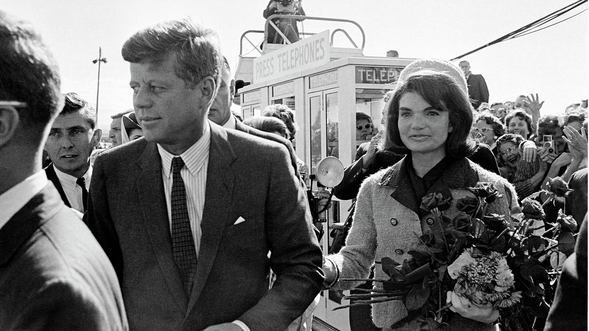 Президент Джон Ф. Кеннеди и его жена Жаклин Кеннеди в аэропорту Далласа - РИА Новости, 1920, 18.03.2025