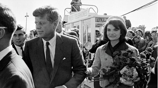 Президент Джон Ф. Кеннеди и его жена Жаклин Кеннеди в аэропорту Далласа. Архивное фото