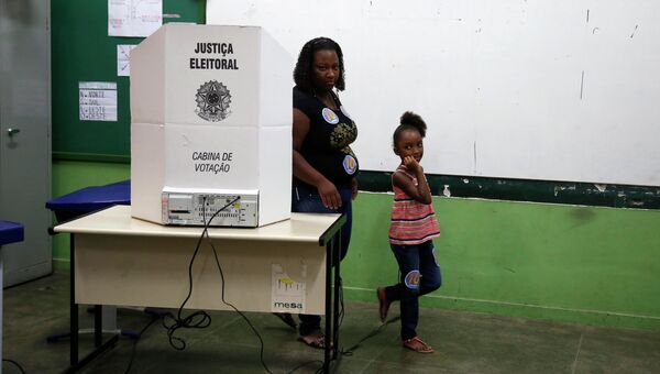 Избиратели на участке в Рио-де-Жанейро, Бразилия