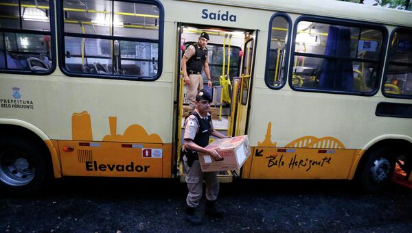 Полицейские выносят урны для голосования на участке в Белу-Оризонти, Бразилия