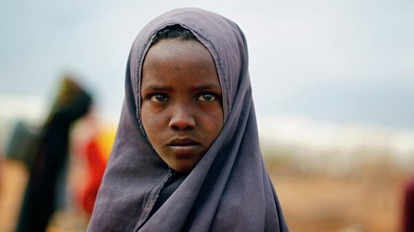 Сомалийская девушка ждет, чтобы собрать воду в лагере ООН. Архивное фото
