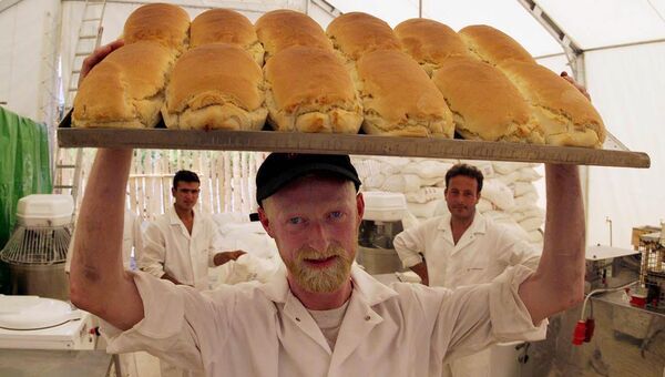 Пекарь из Слайго несет свежеиспеченный хлеб с поля пекарни
