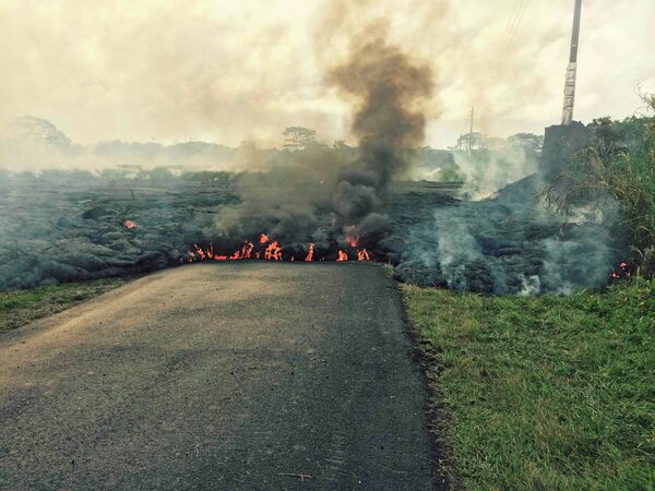 Поток лавы вулкана Килауэа возле деревни Пахоа, Гавайи, США