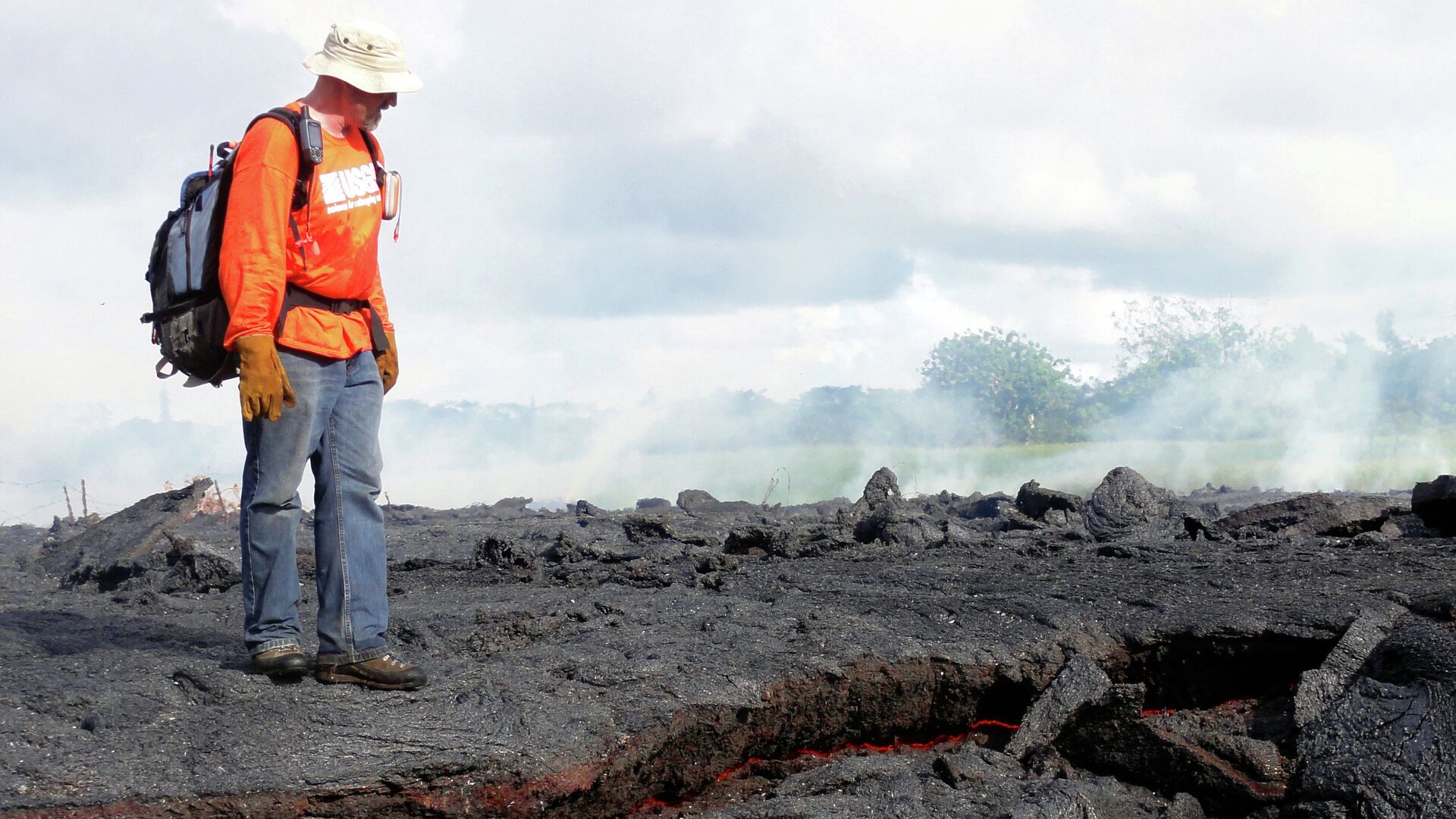 Геолог из Гавайской Вулканической обсерватории стоит на остывшем потоке лавы вулкана Килауэа, Гавайи, США - РИА Новости, 1920, 06.12.2021